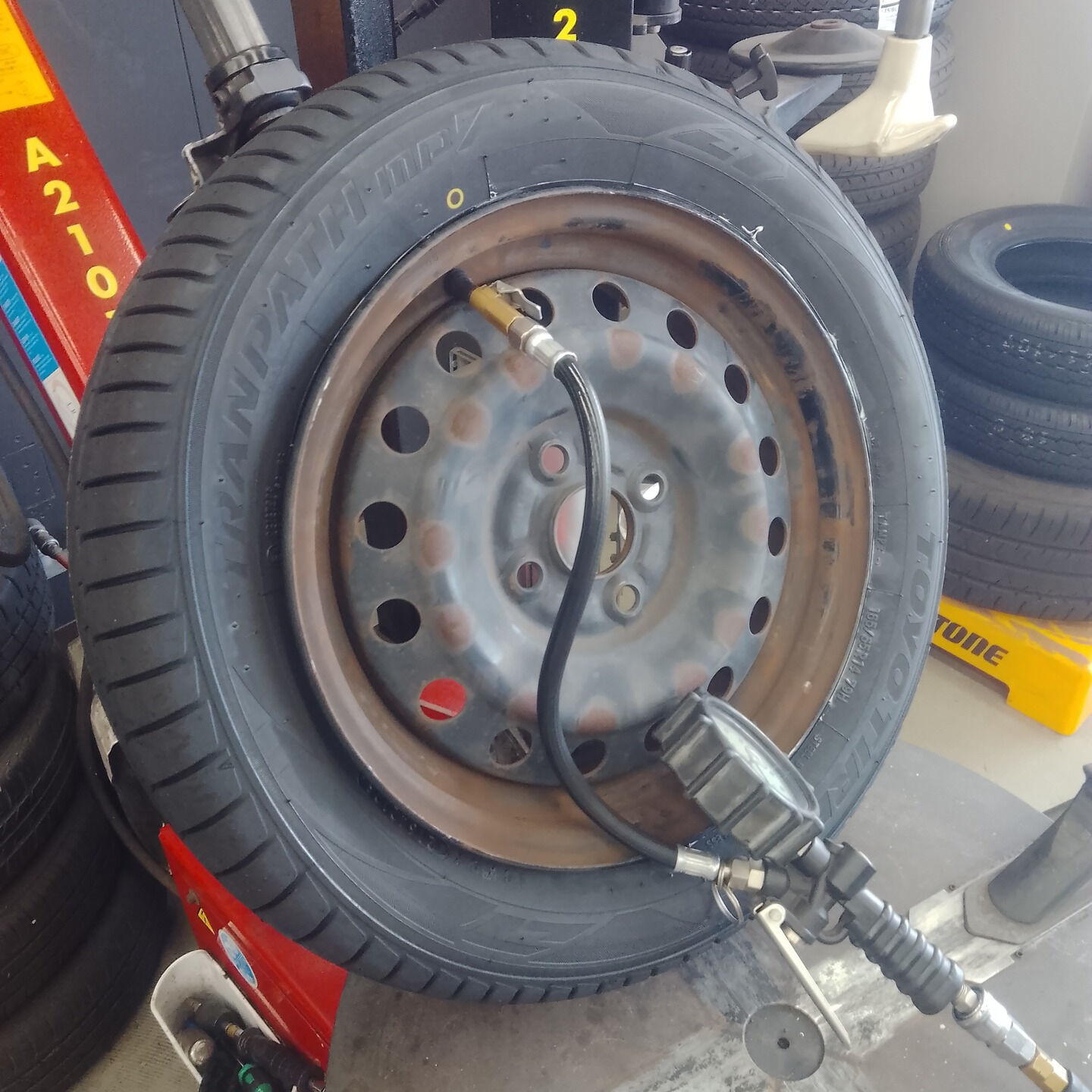 🏎️ こんにちは、皆さん！今日はタイヤに関する豆知識をシェア
