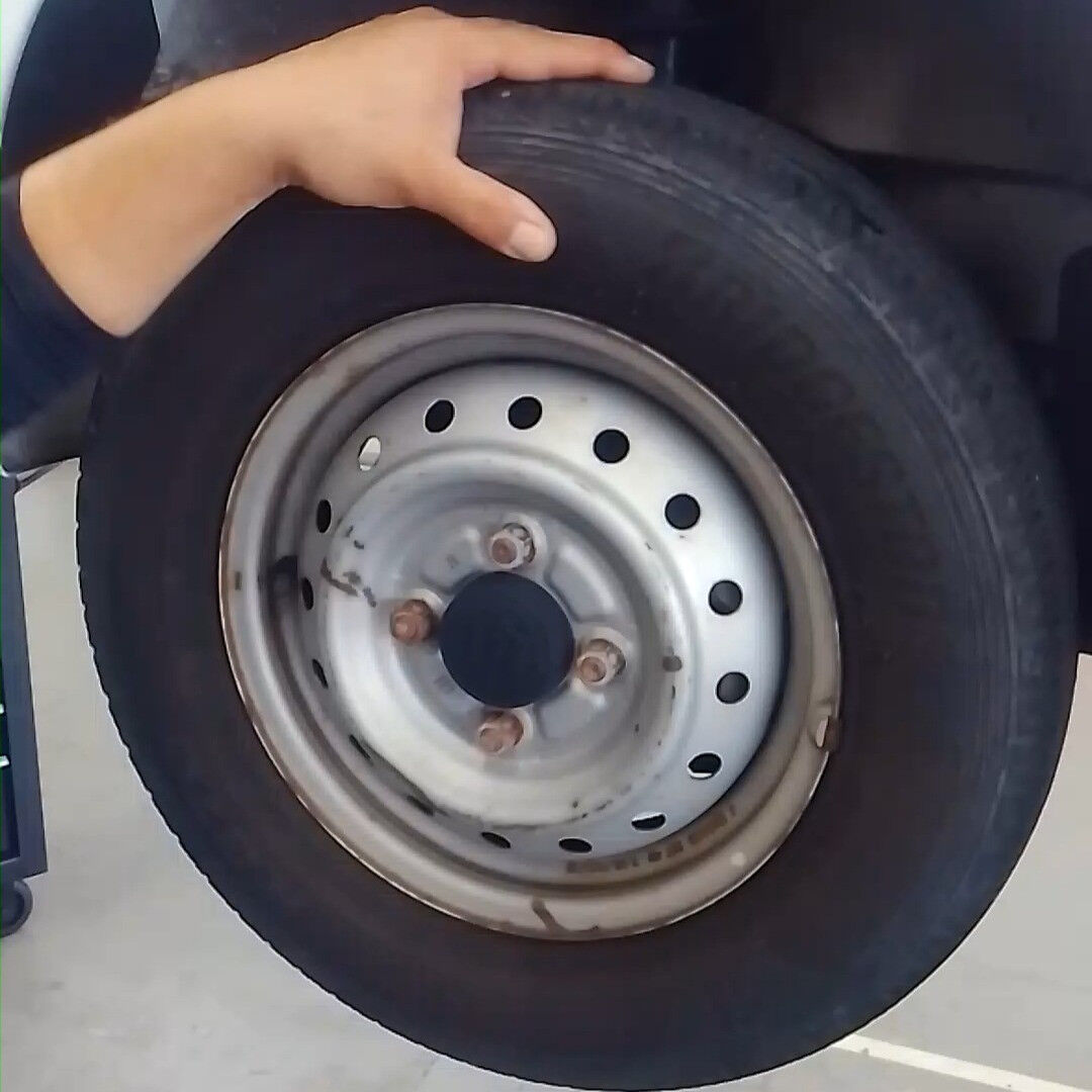 本日はフロントホイールベアリングの交換をします！🚗💨最近、走