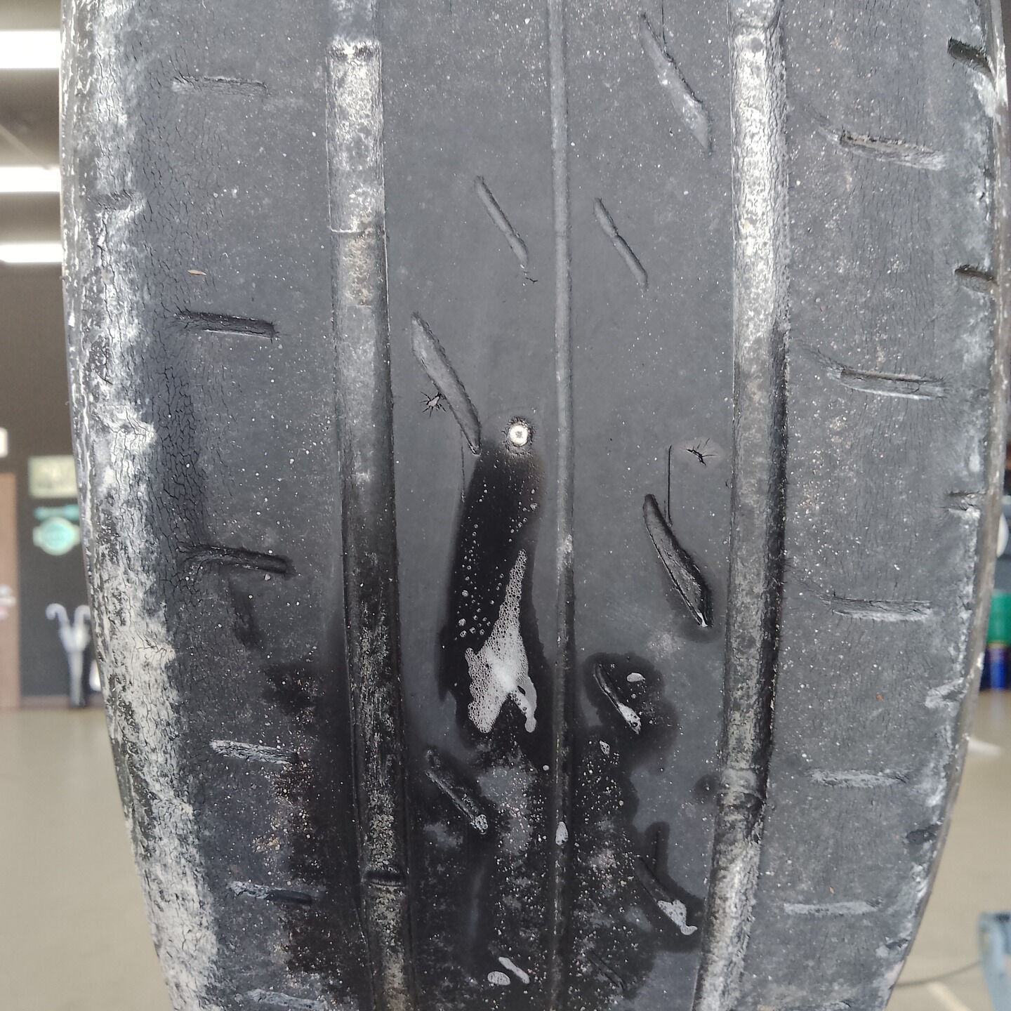 🚗💨タイヤの寿命、そろそろかも⁉️ いつもの道でも突然のパン