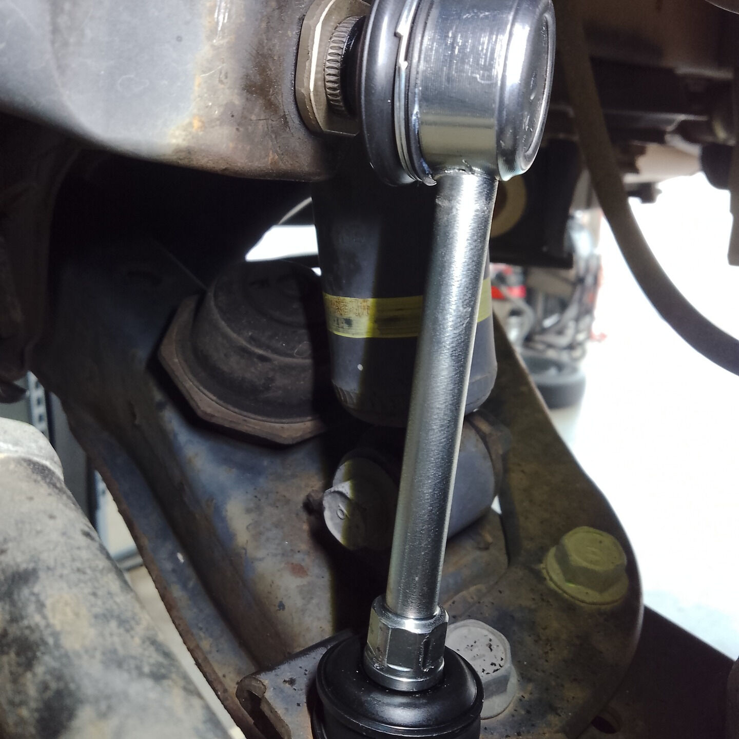 🚗✨ みなさん、運転中に足回りから異音が聞こえて気になったこ