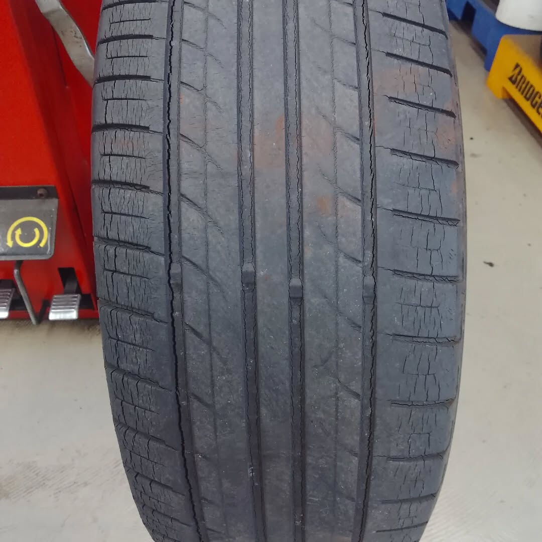 🔧🚗 タイヤの細かいひび割れ、見逃していませんか？その小さな