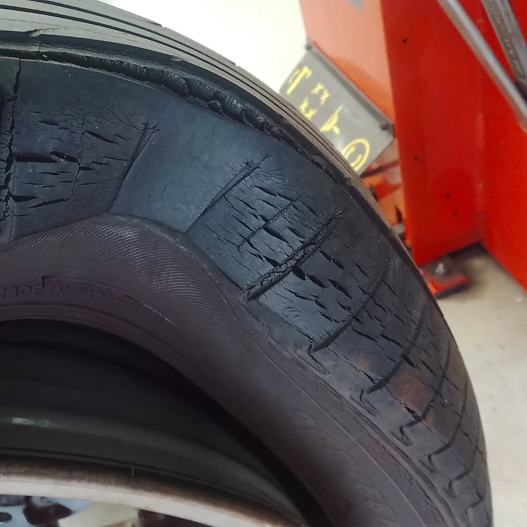 🔧🚗 タイヤの細かいひび割れ、見逃していませんか？その小さな