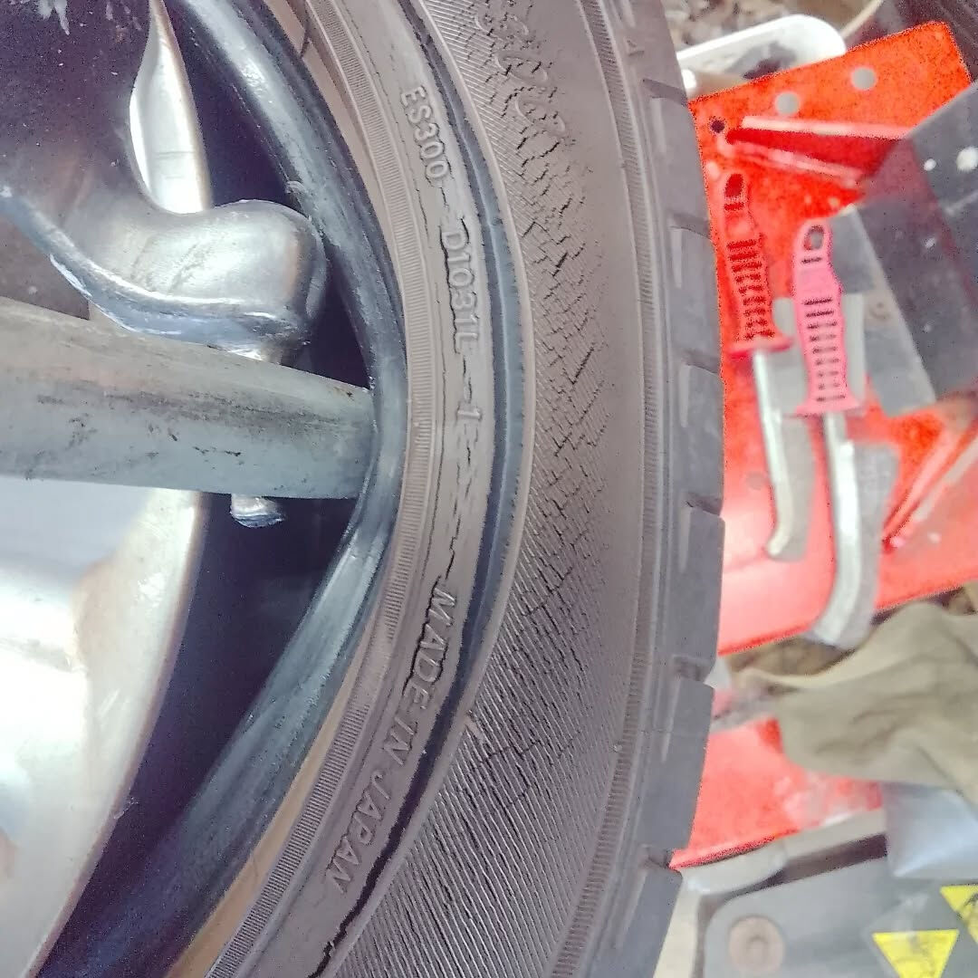 🔧🚗 タイヤの細かいひび割れ、見逃していませんか？その小さな