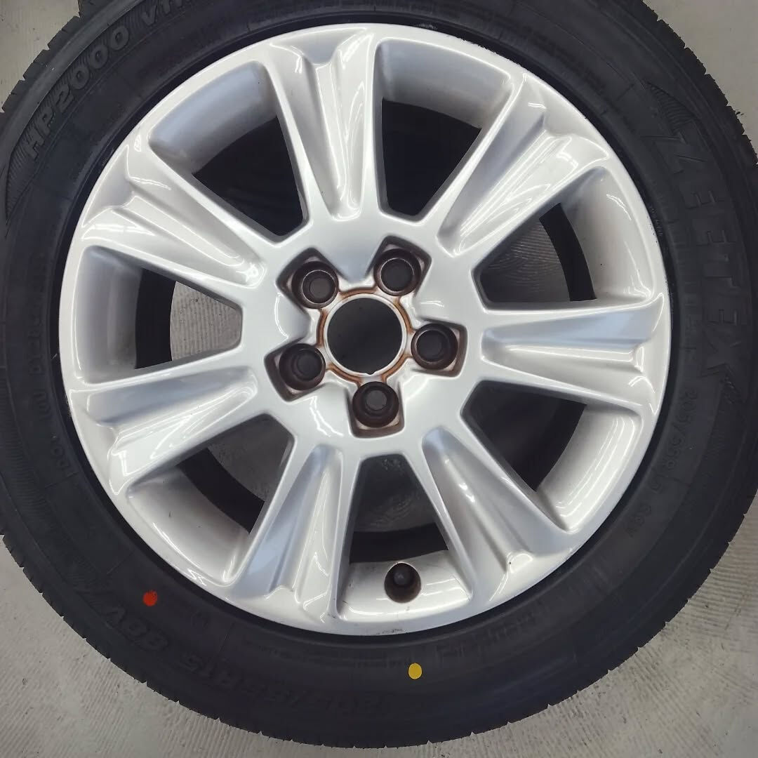 🔧🚗 タイヤの細かいひび割れ、見逃していませんか？その小さな