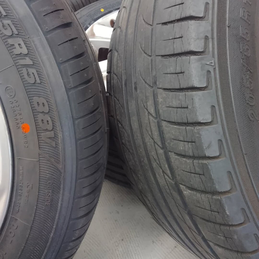 🔧🚗 タイヤの細かいひび割れ、見逃していませんか？その小さな