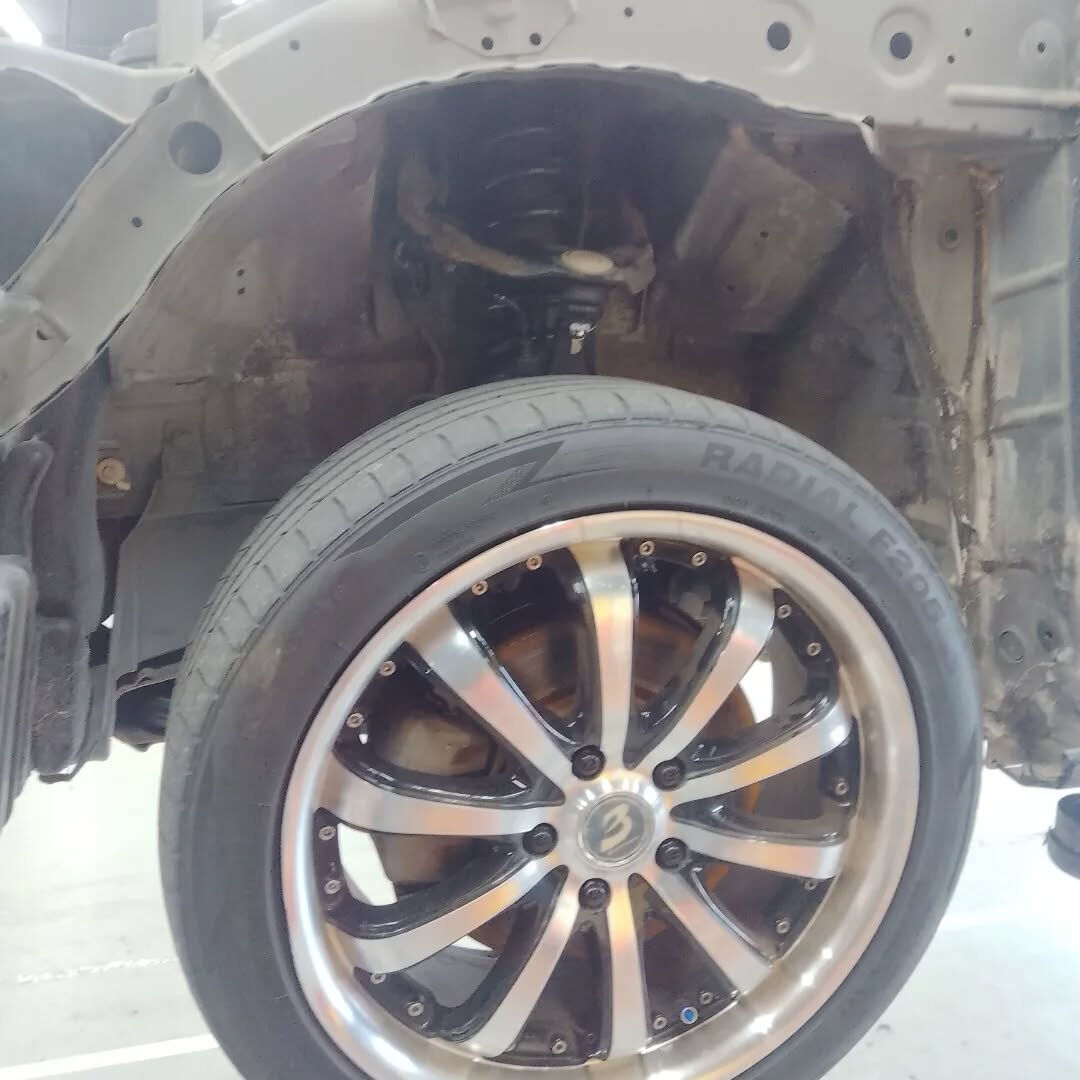 事故で入庫したお車、サスペンションも変形しちゃってて、タイヤ