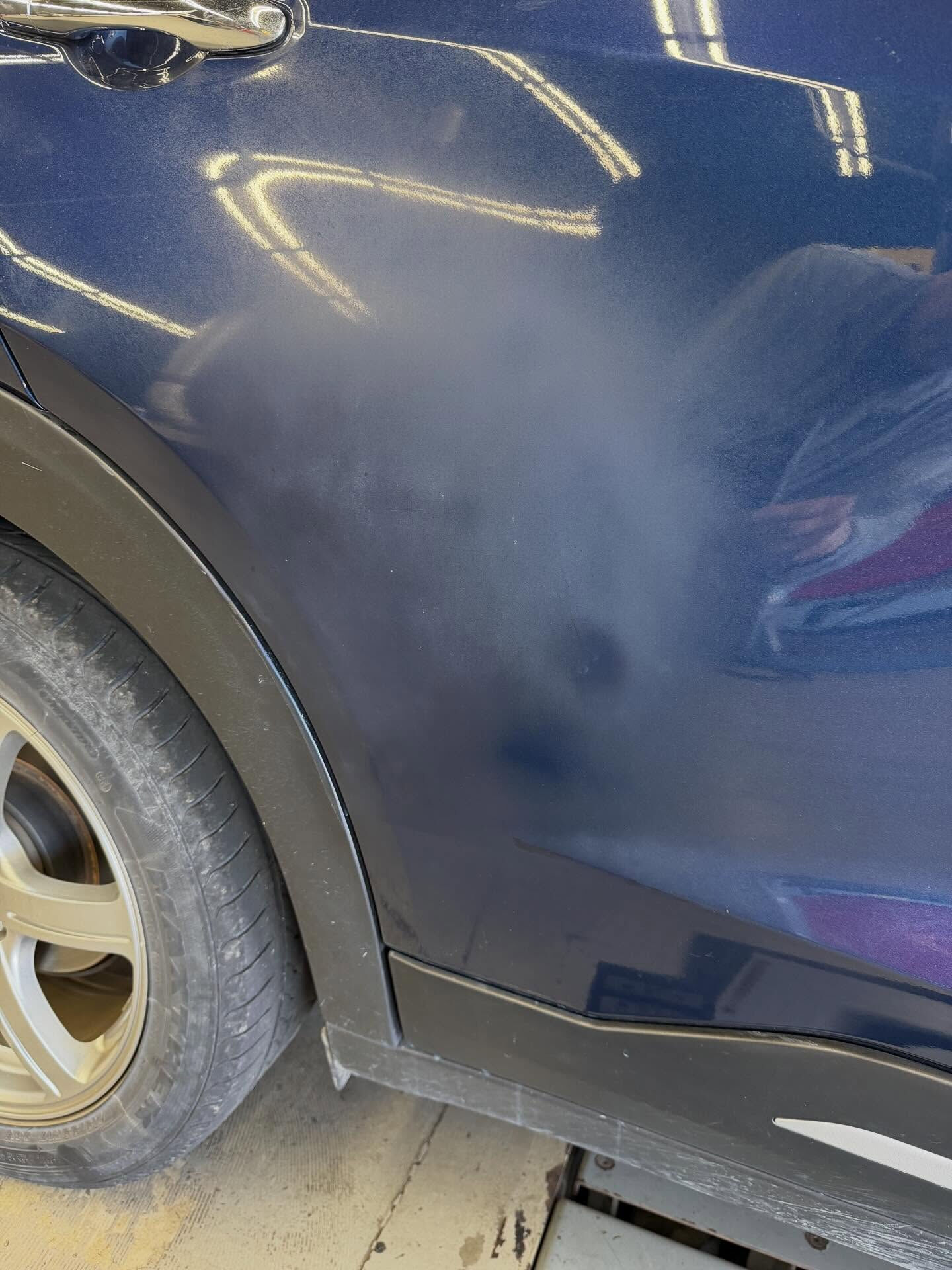 今日は車の鈑金塗装！まずは、傷をしっかり確認してから、パテは