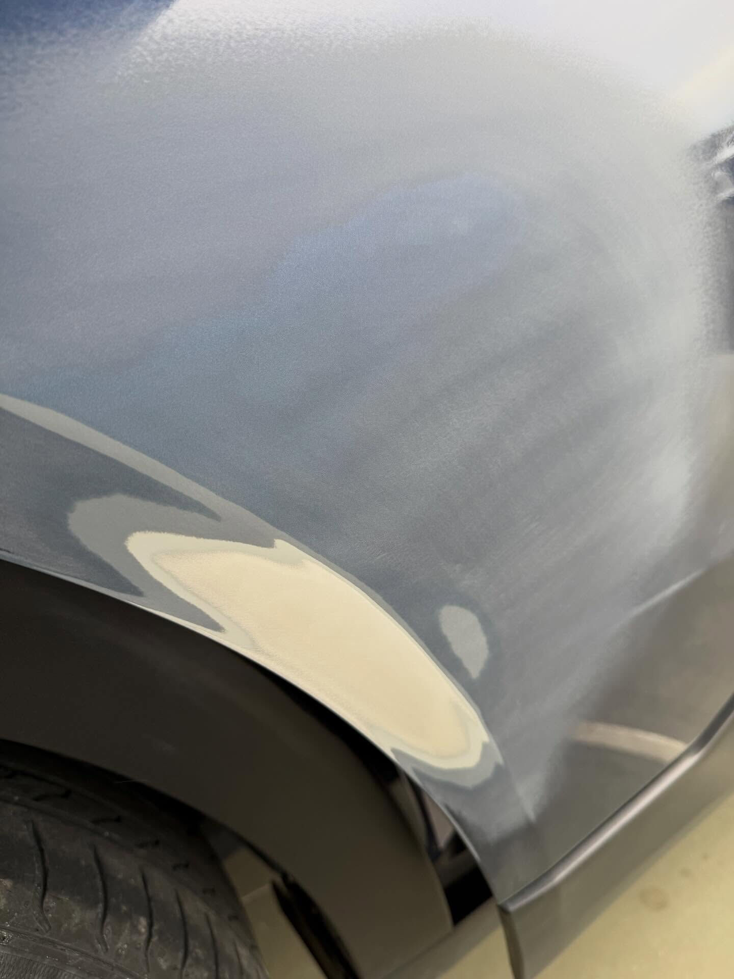 今日は車の鈑金塗装！まずは、傷をしっかり確認してから、パテは