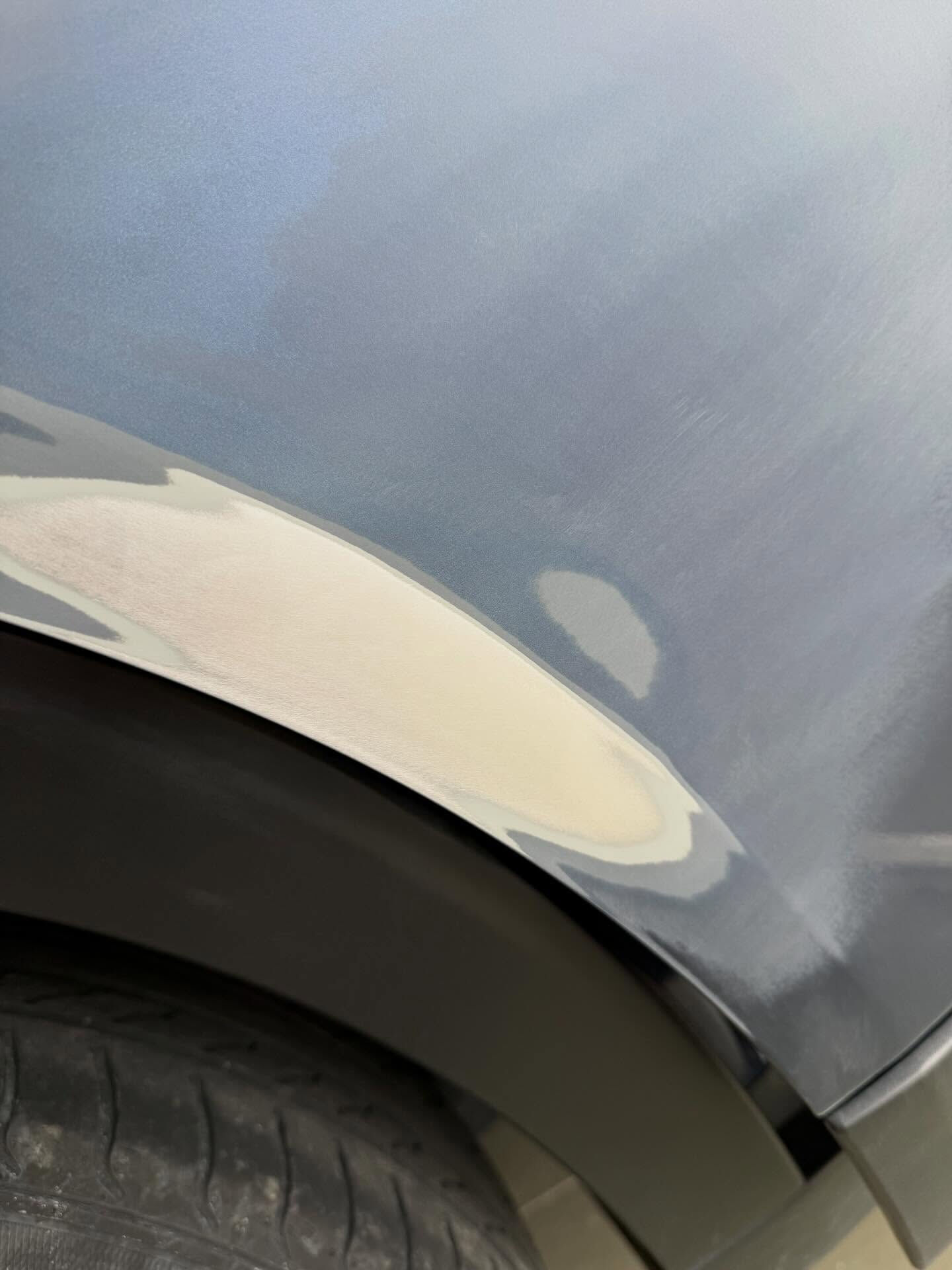 今日は車の鈑金塗装！まずは、傷をしっかり確認してから、パテは