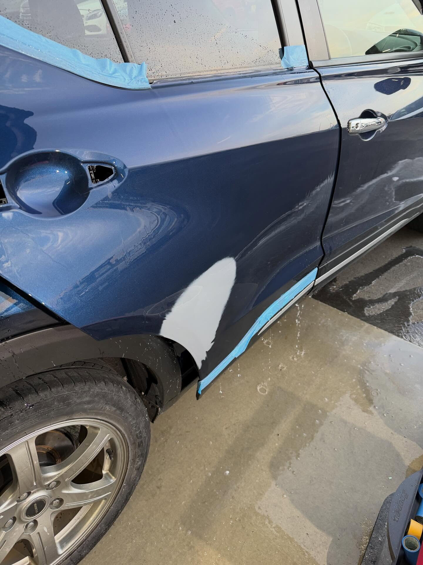 今日は車の鈑金塗装！まずは、傷をしっかり確認してから、パテは