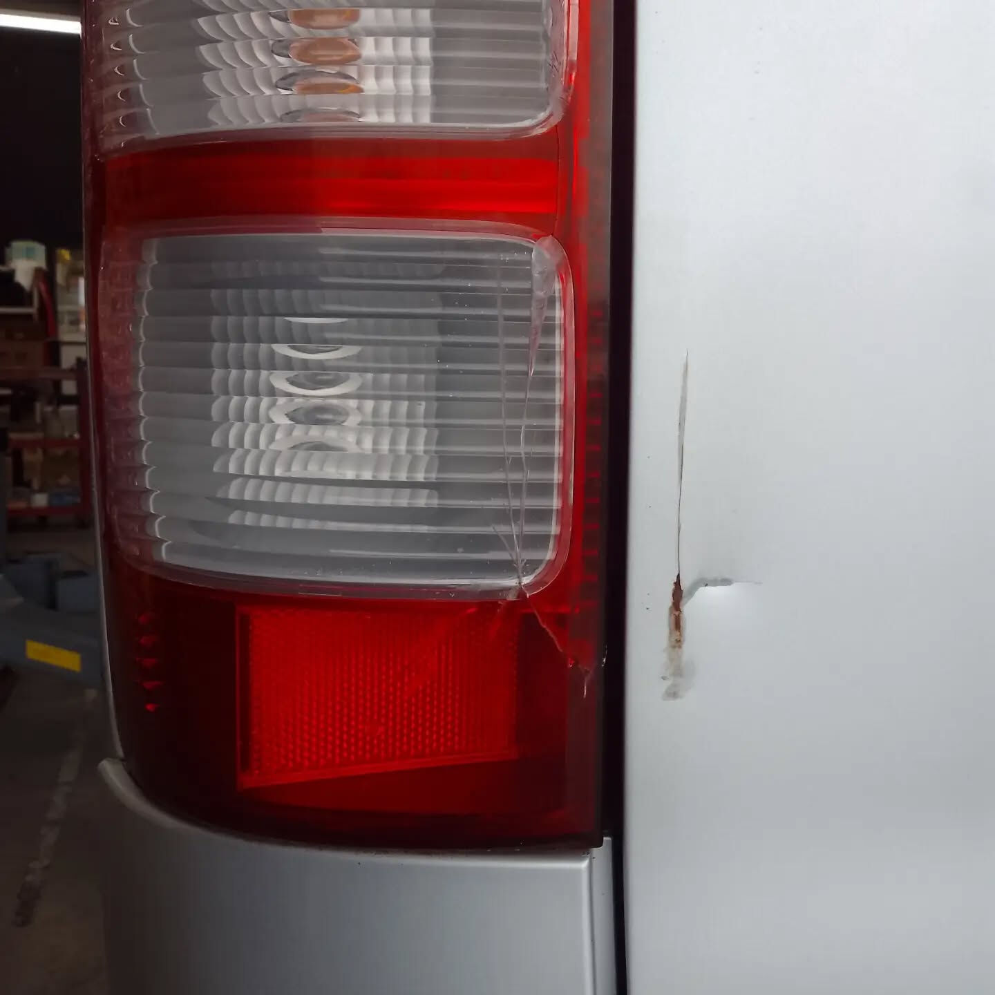 テールランプが壊れてしまったとき、どうしていますか？🚗💥